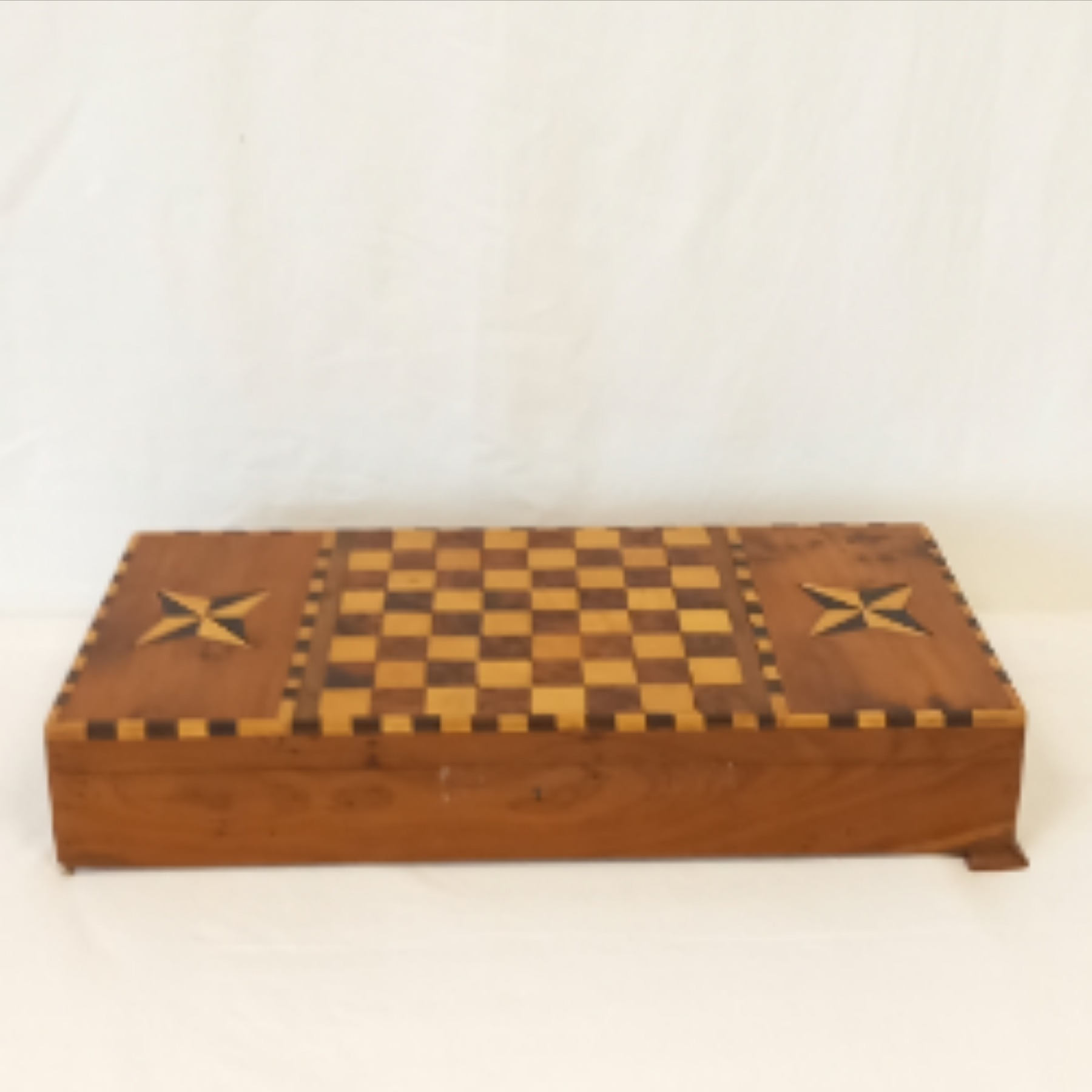 Voir photo 5 de Jeu d'échec en bois composé de 17 pièces plus un coffret. Jeu d'échec en bois composé de 17 pièces plus un coffret. Bon état - Vue 5 -